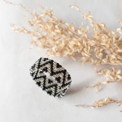 Anillo ZigZag negro y transparente1