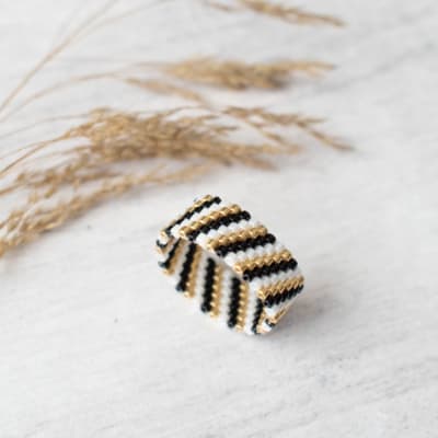 Anillo Líneas diagonal negro, blanco y dorado1