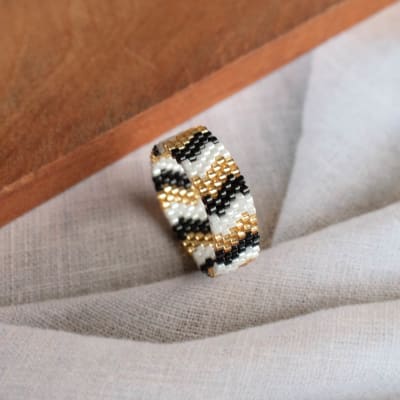 Anillo Chevron negro, dorado y blanco1