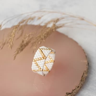 Anillo ZigZag simple blanco y dorado1