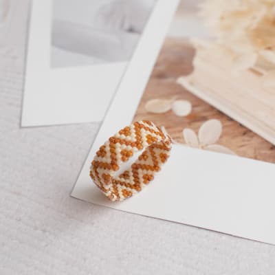 Anillo ZigZag café claro y blanco1