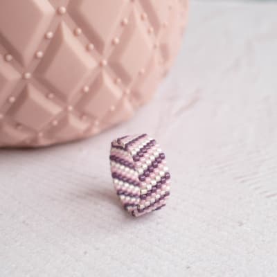 Anillo Líneas diagonal morado y malva1