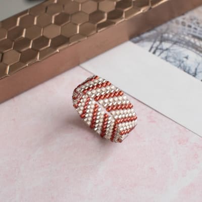 Anillo Líneas diagonal burdeo y gris1