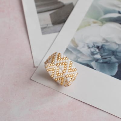 Anillo ZigZag blanco y dorado1