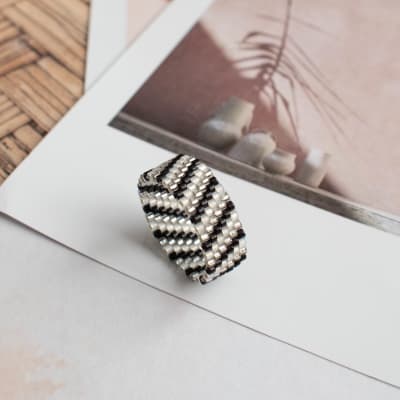 Anillo Líneas diagonal negro y gris1