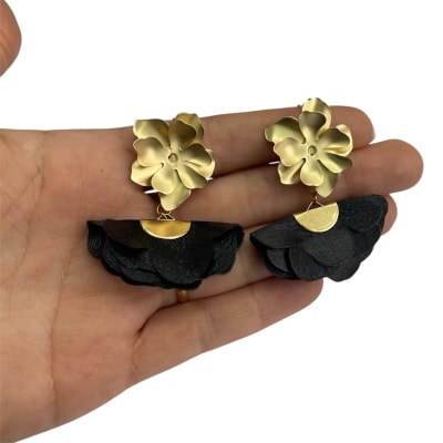 Aro pétalos flor negro1