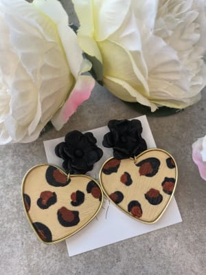 Aros Corazón animal print con flor1
