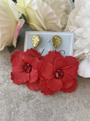 Aros Maxi flor roja con brillante y colgante dorado1