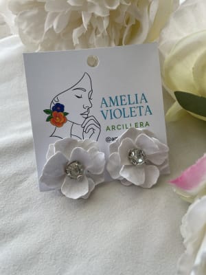 Aros Flor pequeña blanca con brillante1