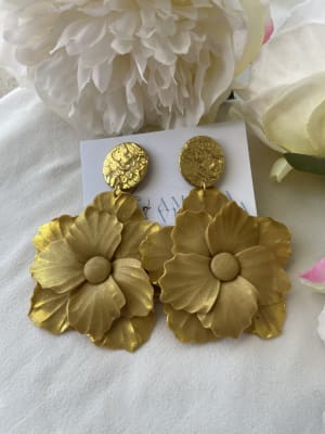 Aros Maxi Flor dorada con colgante1