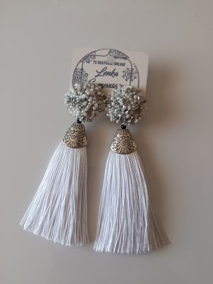 Aros mostacillas y borlas blanco1