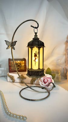 Pedestal y farol vintage negro y dorado1