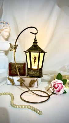 Pedestal y farol hexagonal negro y dorado1