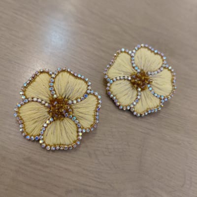 Aros Flor Grande Bordada amarillo1