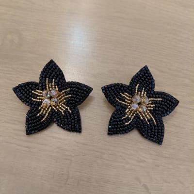 Aros Flor Grande Lily negro y dorado1