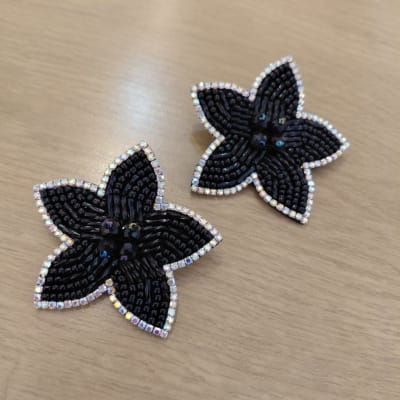 Aros Flor Grande Lily negro y plateado1