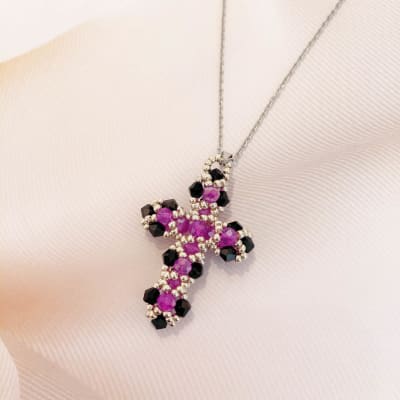 Collar Cruz negro y magenta1