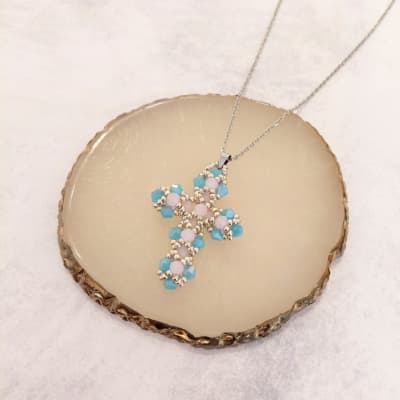 Collar Cruz celeste y rosado1