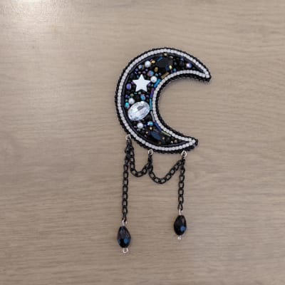 Prendedor Luna cadena negra1