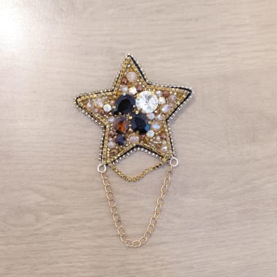 Prendedor estrella cadena dorada1