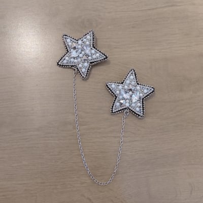 Prendedor estrella doble cadena plateada 21