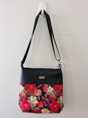 Cartera negra con flores1