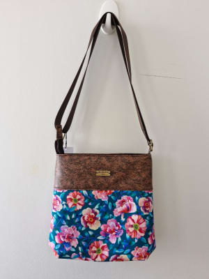 Cartera café con flores1