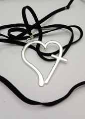 Collar Gamuza Corazón Cruz