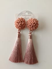 Aros mostacilla y borla palo rosa