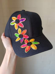 Gorra negro con flores