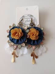 Aros pasamanería jeans y flor mostaza