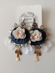 Aros pasamanería jeans y flor beige