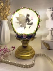 Esfera grande en pilar dorado