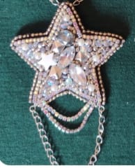 Prendedor estrella cadena plateada