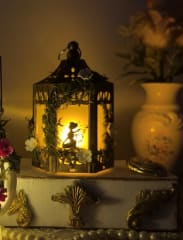 Farol pequeño hada sentada
