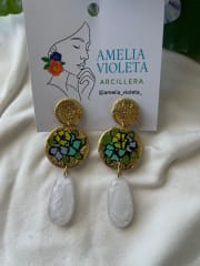 Aros dorado con flores pintadas y gota blanca resina