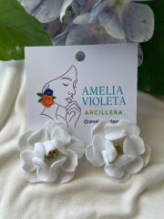 Aros Flor blanca mediana con pistilo de piedras doradas