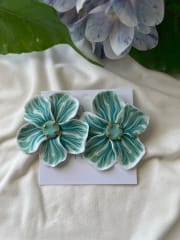 Aros Flor simple en tonos turquesa y blanco