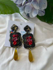 Aros Cabujón base negra flores rojas con gota resina