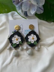 Aros Cabujón base negra magnolia y colgante dorado