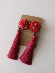 Aros mostacillas y borlas rojas