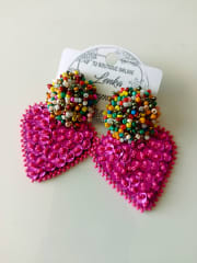 Aros mostacillas corazón fucsia