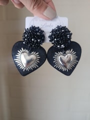 Aros Corazón jeans negro, dije plateado