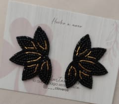 Aros hojitas pequeñas negra y dorado