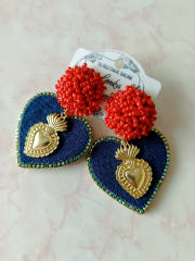 Aros chascón rojo mostacilla y tela de jeans reciclados, corazón dorado.