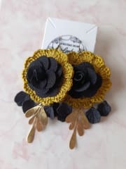 Aros crochet mostaza, flor negra.