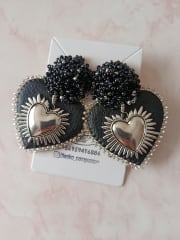 Aros corazón cuero negro, dije plateado.