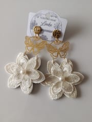 Aros pasamanería blancos, dije de mariposa
