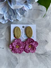 Flores magenta con colgante dorado