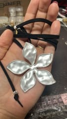 Collar gamuza flor plata